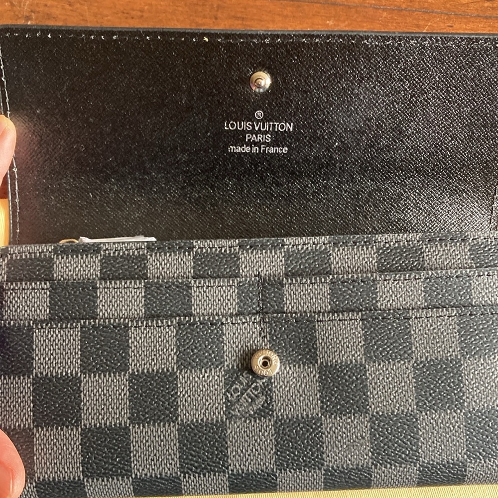 Louis Vuitton Damier Graphite Wallet *Like New* - Picture 5 of 7